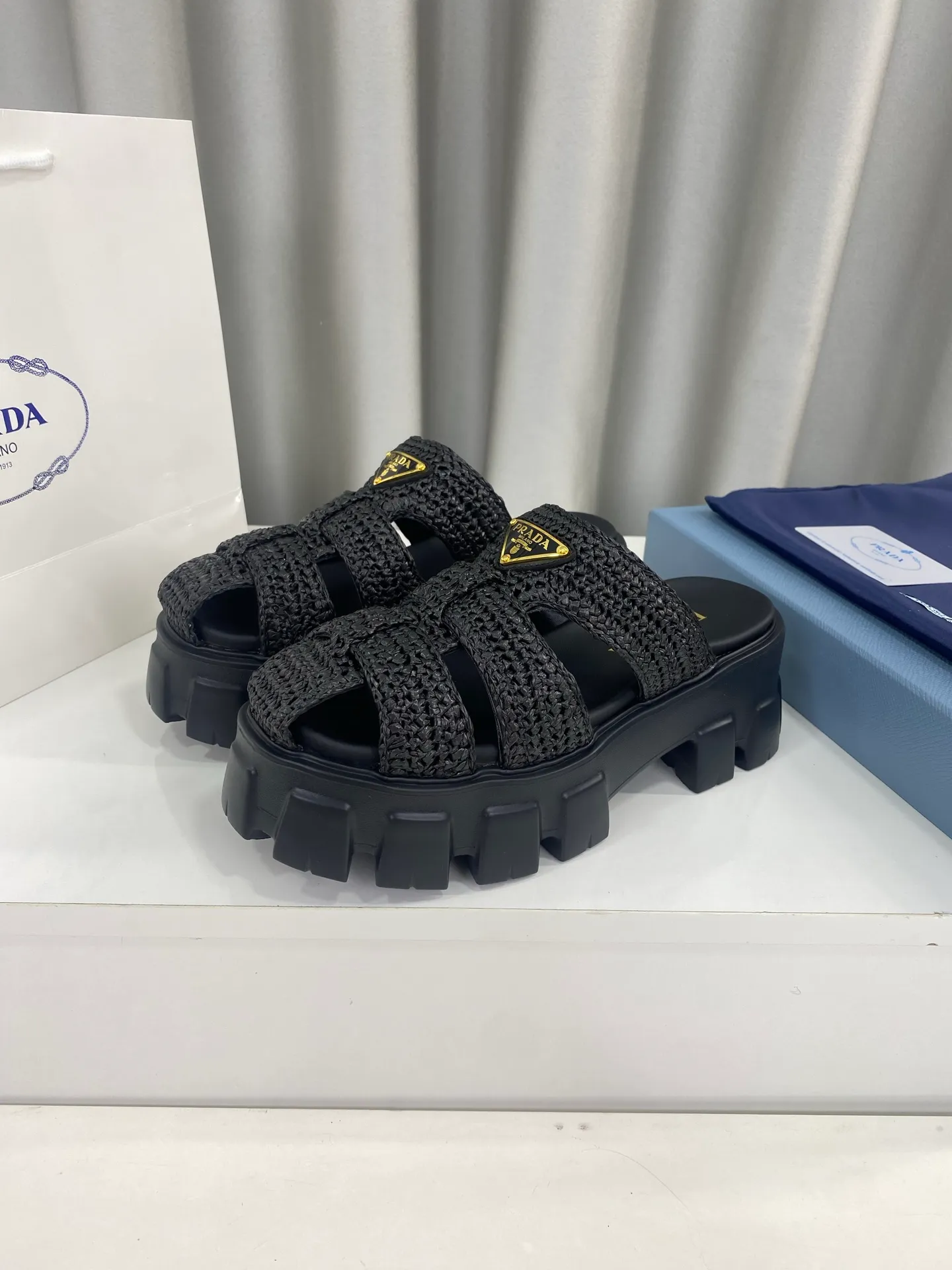 👟👟Ex-factory price 520👟👟 Prada's latest bamboo cage weaving thick-soled triangle buckle sandals☑️ Latest environmentally friendly PP material, fully hand-crocheted, just like knitting sweaters, slow work and meticulous work, retro fashionable thick-soled shoes, with woven uppers, making the whole pair of shoes light and comfortable, bright colors, satisfying various choices for fashionable people with different styles! The iconic metal triangle logo is paired with the shape of ancient beach sandals. Every design element is fashionable! Size: Women's 35-39 (34, 40, custom-made, non-returnable) Full set of counter original packaging